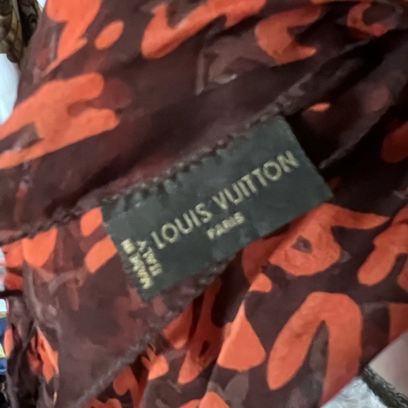 Limited Edition Louis Vuitton Silk scarf - Picture 2 of 3